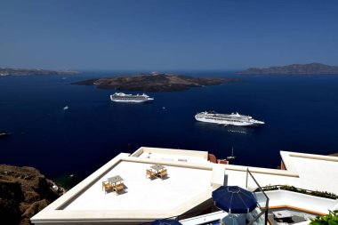 Oia, Santorini, Yunanistan-8 Temmuz 2018: Oia köyünün altında çapa kruvaziyer gemileri