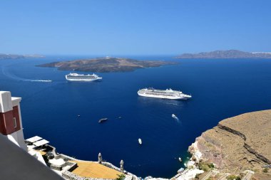 Oia, Santorini, Yunanistan-8 Temmuz 2018: Oia köyünün altında çapa kruvaziyer gemileri