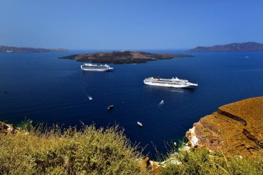 Oia, Santorini, Yunanistan-8 Temmuz 2018: Oia köyünün altında çapa kruvaziyer gemileri