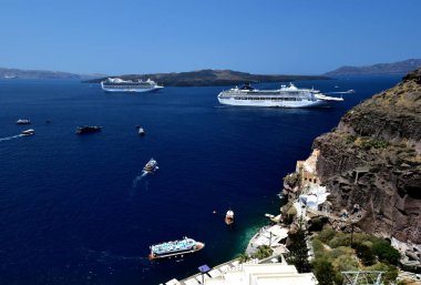 Oia, Santorini, Yunanistan-8 Temmuz 2018: çapa kruvaziyer gemi Ihale hizmeti 