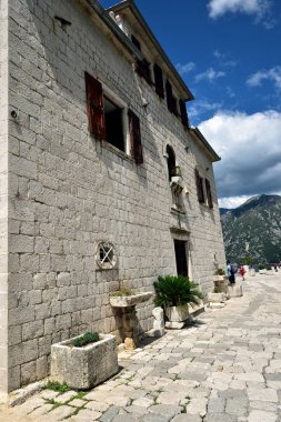 Lady of the Rock, Kotor Körfezi-10 Temmuz 2018: rock Kilisesi Lady ziyaretçileri