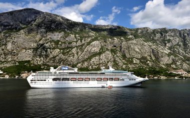 Kotor Bay, Montengero-10 Temmuz 2018: Körfez çapa at deniz prensesi