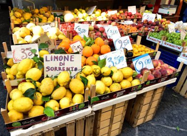 Taormina, Italya, 12 Temmuz 2018: güneşte Satılık taze meyve