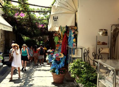 Positano, Italya-12 Temmuz 2018: Positano şehrini ziyaret eden aileler