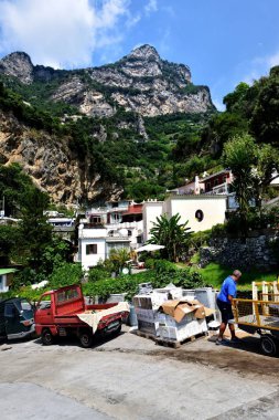Positano, Italya-12 Temmuz 2018: Positano kasabasında Workman boşaltma yapı malzemeleri