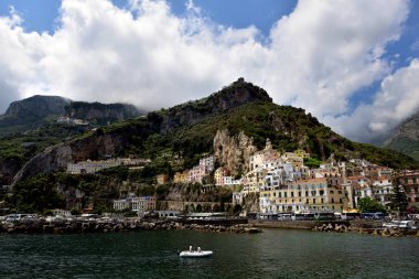 Amalfi, Itay-12 Temmuz 2018: Amalfi 'nin yoğun Limanı