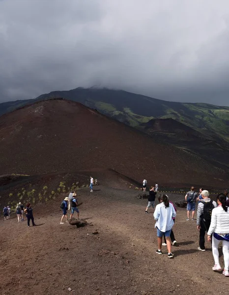 เขา Etna กรกฎาคม 2018 องเท ยวและเมฆม ดเหน เขา Etna — ภาพถ่ายสต็อก