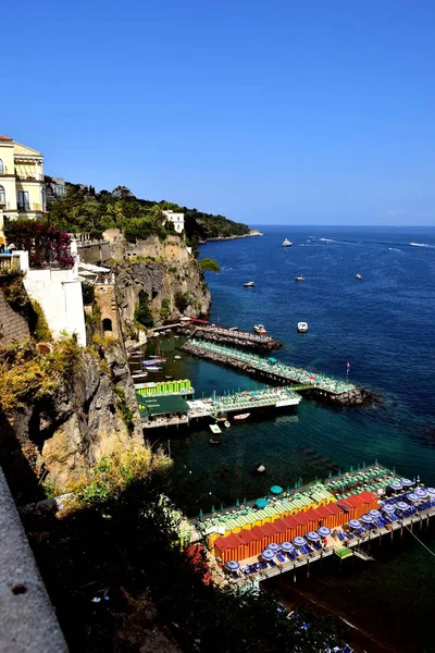 Sorrento Italia Luglio 2018 Piattaforme Prendisole Sul Mar Tirreno — Foto Stock