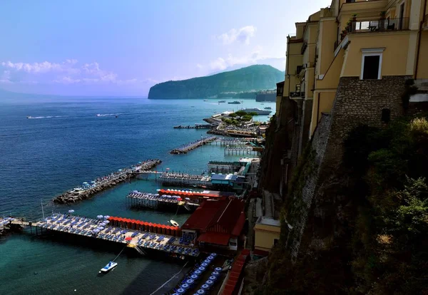 Sorrento Itália Julho 2018 Plataformas Banhos Sol Sobre Mar Tirreno — Fotografia de Stock