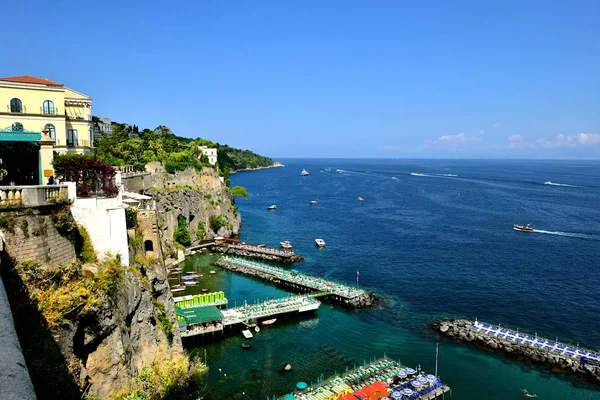 Sorrento Italia Julio 2018 Las Plataformas Para Tomar Sol Sobre — Foto de Stock