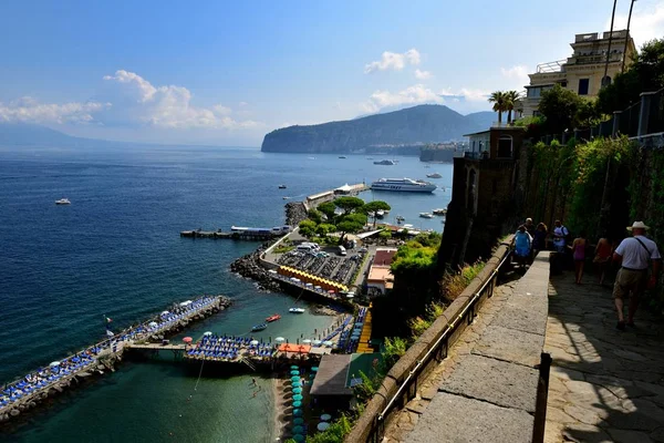 Sorrento Italya Temmuz 2018 Tiren Denizi Üzerindeki Güneşlenme Platformları — Stok fotoğraf