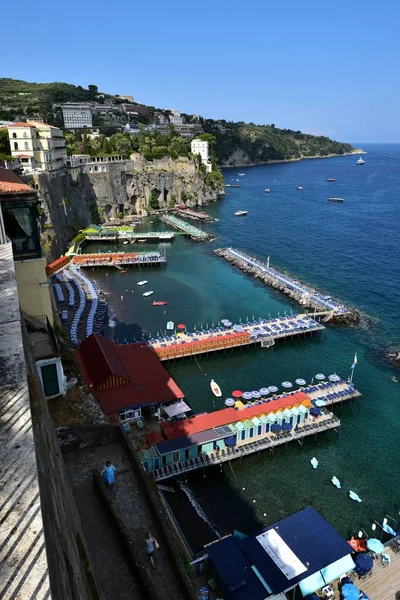 Sorrento Italia Julio 2018 Las Plataformas Para Tomar Sol Sobre — Foto de Stock