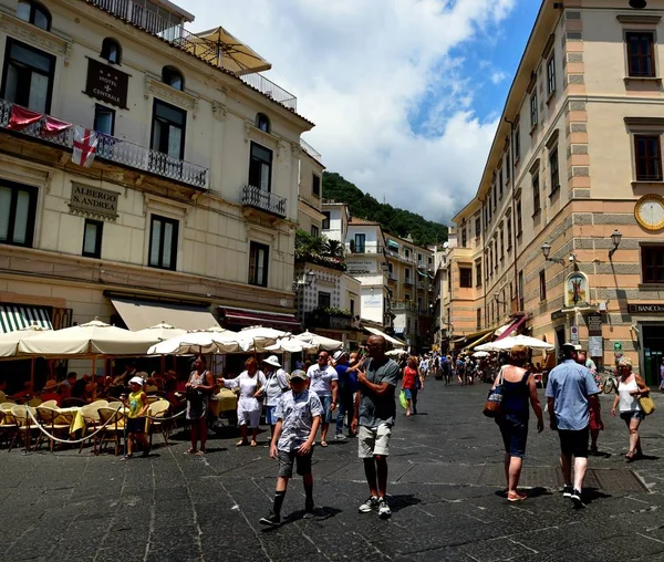 Amalfi Itálie Července 2018 Rodiny Navštěvující Město Amalfi — Stock fotografie