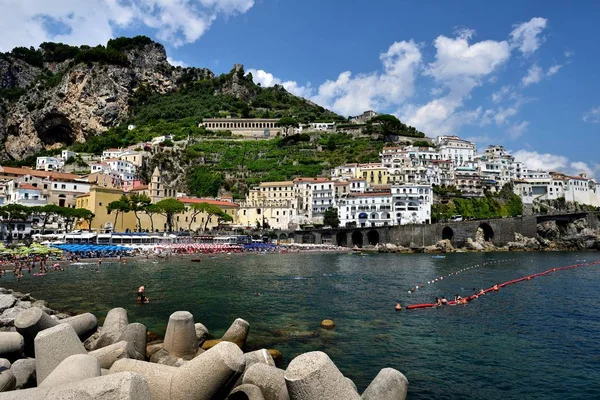 Amalfi Itay Juli 2018 Touristen Schwimmen Hafen Von Amalfi — Stockfoto