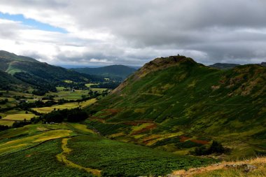 sunglight Grassmere üzerinde kırma