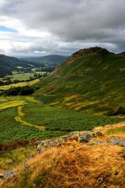 sunglight Grassmere üzerinde kırma