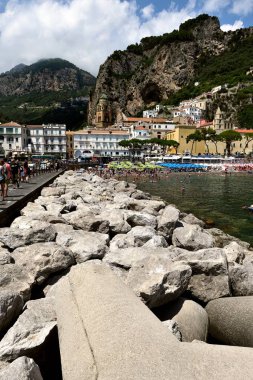 Amalfi limanına ziyaret eden turistler