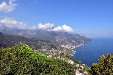 Amalfi kıyısındaki düşük bulutlar