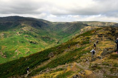 Helm Crag üzerinde yürüyüşçüler hattı