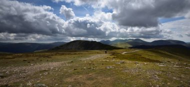 Dağların üzerinde fırtına bulutları
