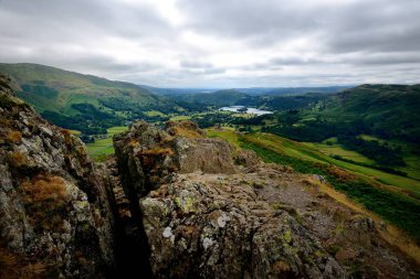 Grassmere yüksek kuzgun kaya üzerinden