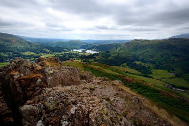 Grassmere yüksek kuzgun kaya üzerinden