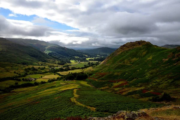 Luz do sol quebrando sobre Grassmere — Fotografia de Stock