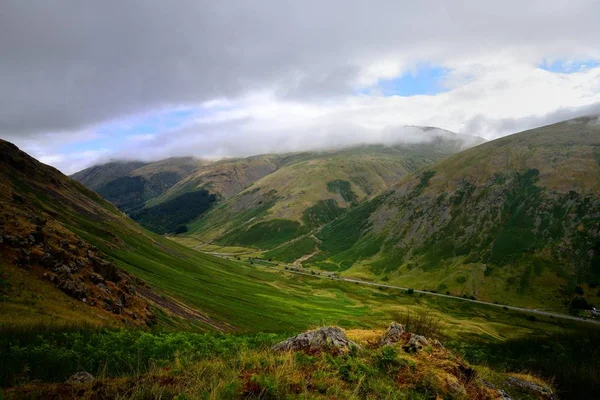 Solljus på Dunmail raise Valley — Stockfoto