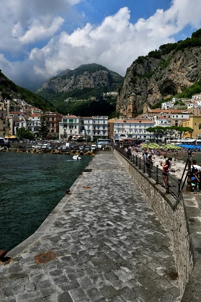 Touristen besuchen den Hafen von Amalfi — Stockfoto