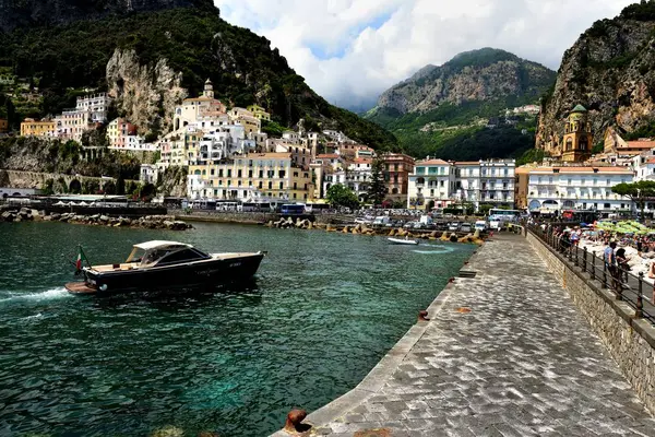 Touristen besuchen den Hafen von Amalfi — Stockfoto