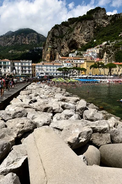 Touristen besuchen den Hafen von Amalfi — Stockfoto