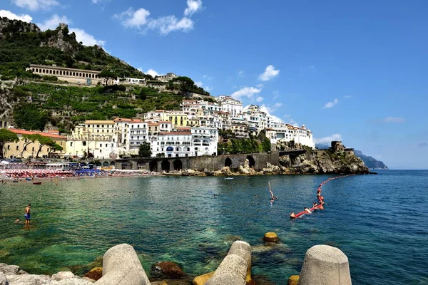Schwimmen im Hafen von Amalfi — Stockfoto