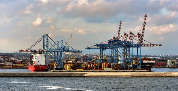 O porto de contêiner de Nápoles — Fotografia de Stock