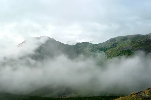 Cloud inverze nad údolím zeleného vypálit — Stock fotografie