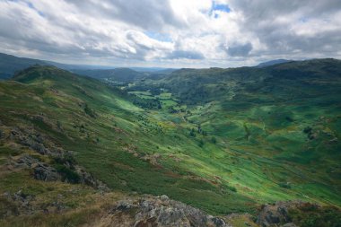 Grassmere üzerinde koyu bulutlar