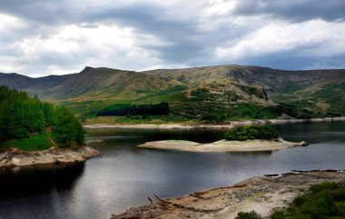 Düşük su üzerinde koyu bulutlar Haweswater rezervuar