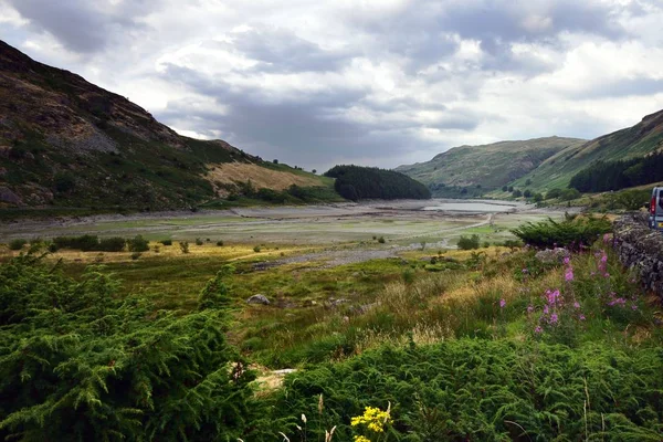 低い水 Haweswater 貯水池の上の暗い雲  — 無料ストックフォト