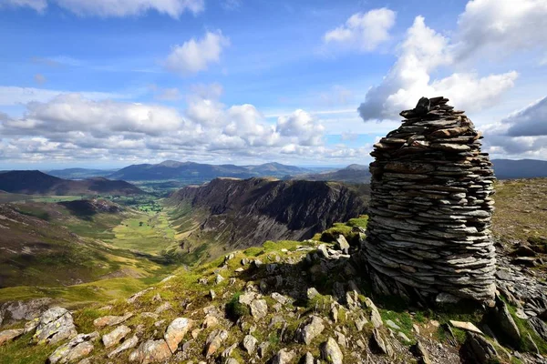 Newlands Fells üzerinde güneş ışığı — Stok fotoğraf