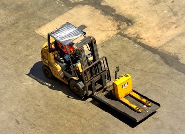 çatalüzerinde başka bir forklift kamyon