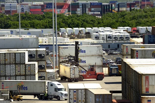 Gabelstapler entladen größere Container — Stockfoto