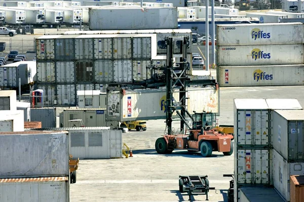 Gabelstapler entladen größere Container — Stockfoto