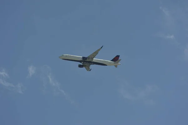เดลต้าแอร์เวย์เที่ยวบินพาณิชย์จากฟลอริดา — ภาพถ่ายสต็อก