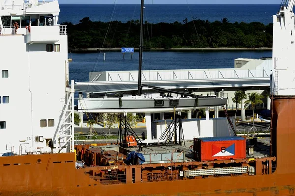Navio de carga sendo carregado com iates — Fotografia de Stock