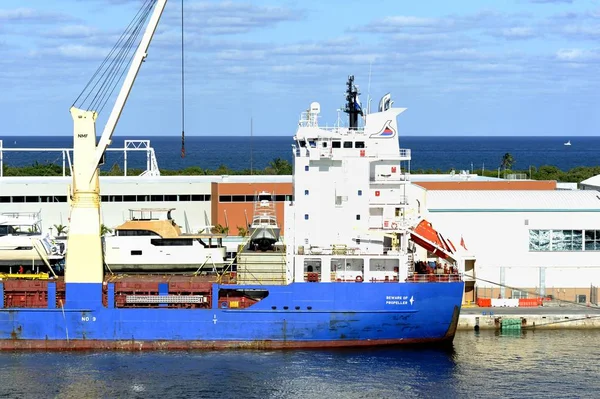 Navio de carga sendo carregado com iates — Fotografia de Stock