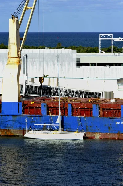 Navio de carga sendo carregado com iates — Fotografia de Stock