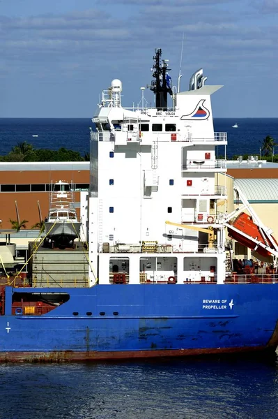 Navio de carga sendo carregado com iates — Fotografia de Stock