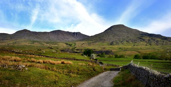 The road to the Old Man of Coniston and Dow Crag — Stock Photo, Image