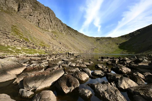 Água de cabras sobre fluxo em Torver Beck — Fotografia de Stock