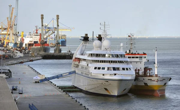 Nave da crociera Windstar Star Breeze prende il carburante da Guanarteme — Foto Stock