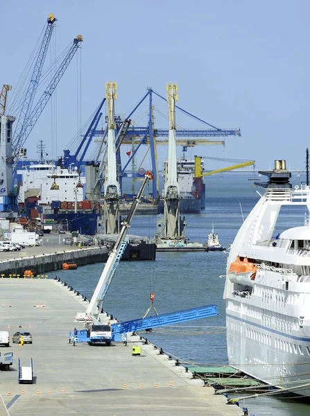 Grúa móvil levantando la pasarela de la nave — Foto de Stock